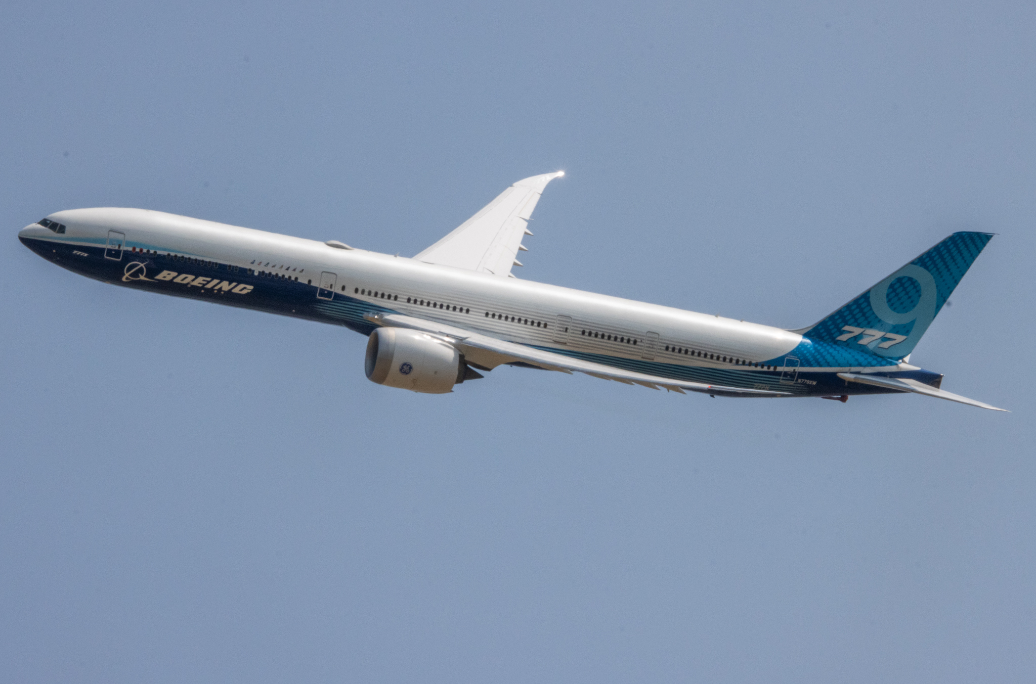 Boeing 777X on flying display